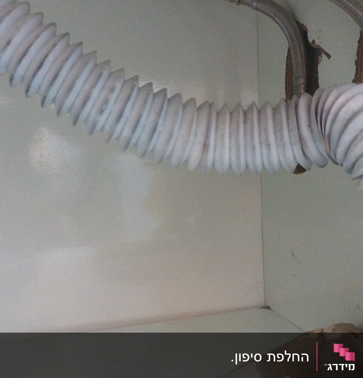 צינור גמיש מתחת לכיור עם חיבורים